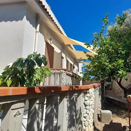 Maria Villa *
